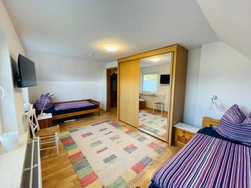 a small room with two beds and a mirror at Ferienwohnung Monteurwohnung Sulingen in Sulingen