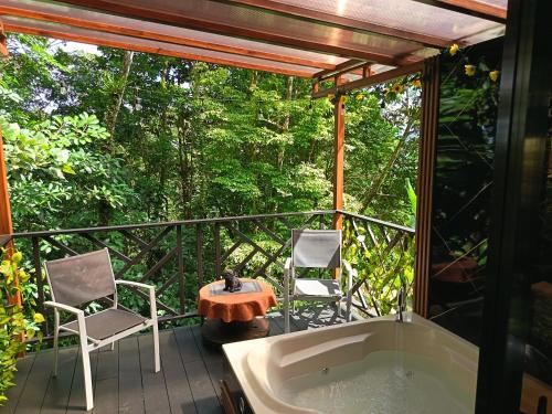 Κήπος έξω από το Breezes Ecolodge