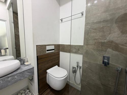 łazienka z toaletą, umywalką i prysznicem w obiekcie Premium suite w mieście Baku