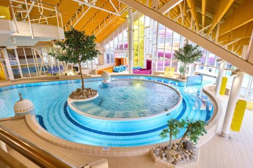 Swimmingpoolen hos eller tæt på RaumAusbeute Design Apartment NaturRaum