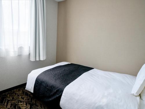 Postel nebo postele na pokoji v ubytování APA Hotel Takamatsu Airport