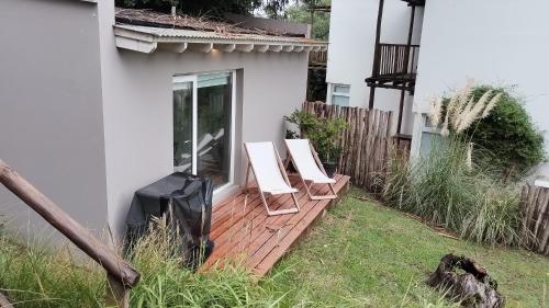 twee stoelen op een terras naast een huis bij Casa de Moras in Tandil