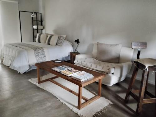 een woonkamer met een bed en een salontafel bij Casa de Moras in Tandil