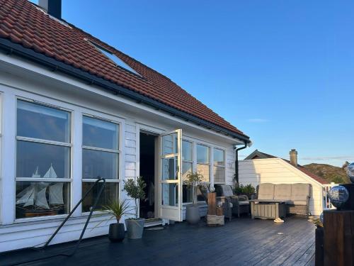 Ban công/sân hiên tại Cabin With Sea Views In Mjømna