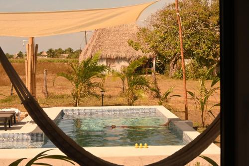 Secret Garden Cottage内部或周边的泳池