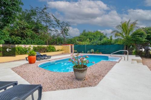 una piscina en un patio con sillas y una valla en Nos Yemaya, 2BR, Pool, walking distance from Playa Lagun, en Lagun