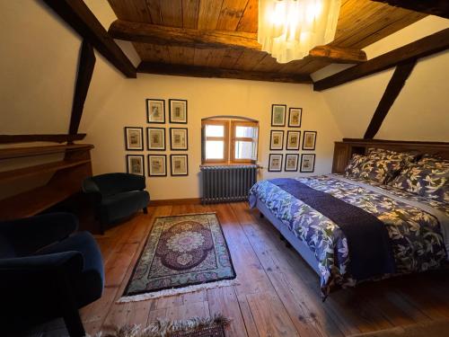 une chambre avec un grand lit et une fenêtre dans l'établissement Le Domaine de l Ill Domaine patrimonial unique en Alsace, 