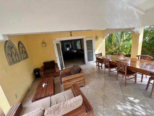 sala de estar de planta abierta con mesa y sillas en Nos Yemaya, 2BR, Pool, walking distance from Playa Lagun, en Lagun