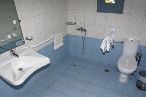 Augustis Suites tesisinde bir banyo