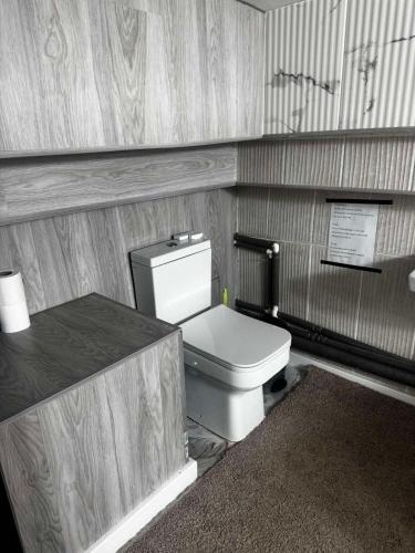 キシナウにあるHotelsのバスルーム(白いトイレ、カウンター付)