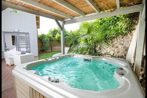 Black&White Had Ness في هاد نيس: حوض جاكوزي في منتصف الفناء