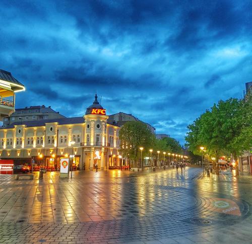 un gran edificio blanco con luces en una calle en City Center Penthouse Mitrovice, en Kosovska Mitrovica