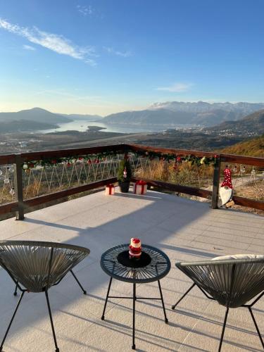 2 sedie e un tavolo su un patio con vista di Villa Gorazda a Kotor (Cattaro)