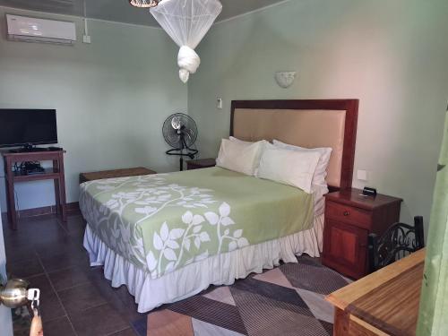 Una cama o camas en una habitación de Gloria's Bed and Breakfast