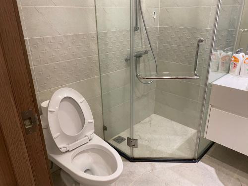 un bagno con wc e doccia in vetro di Vinhomes Gardenia a Hanoi