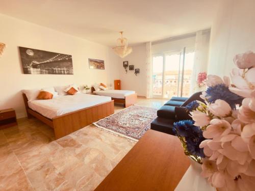 ヴェネツィアにあるLeone Di San Marcoのベッドとソファのあるリビングルーム