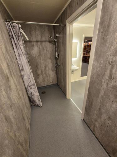 y baño con ducha y cortina de ducha. en Camp Mefjord, en Senja