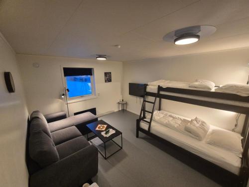 sala de estar con sofá y literas en Camp Mefjord, en Senja