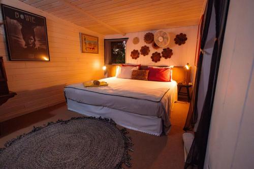 a bedroom with a bed in a room at L'incroyable maison de Mamie MECHANT in Saint-Philippe