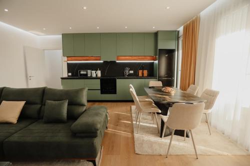 TiraneにあるAri Luxury Apartmentのソファとテーブルと椅子のあるリビングルーム