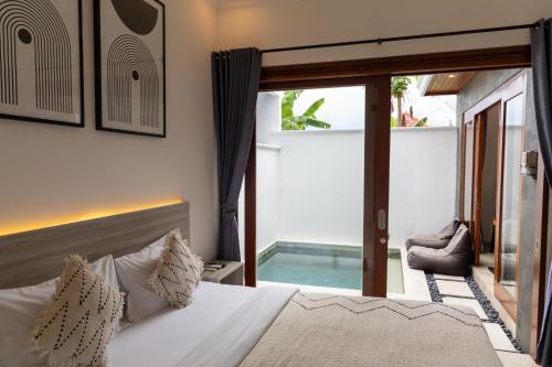 Ένα ή περισσότερα κρεβάτια σε δωμάτιο στο Chic & Modern 2BR New Pool Villa - Villa Arraya