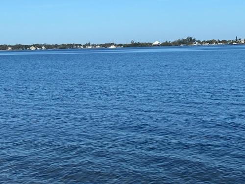 Sunny guest suite near the beach في برادنتون: جسم كبير من الماء الأزرق مع مباني في الخلفية