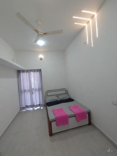 Una cama o camas en una habitación de Todkars Villa