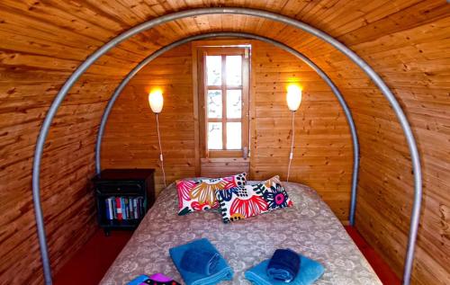 阿里亚The Secret Garden Lanzarote的木屋里有一张床的卧室