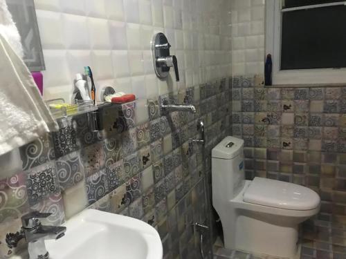 ein Badezimmer mit Toilette und Waschbecken in der Unterkunft ColdFeet Home in Kathmandu