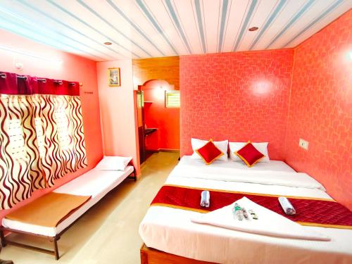 Кровать или кровати в номере Rising Surya Homestay