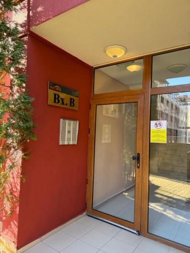 un ingresso di un edificio con una porta a vetri di Studio Helios a Sveti Vlas