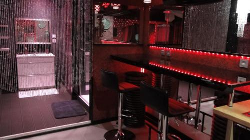 Lounge nebo bar v ubytování Love room Sparadis Laval 53 Studio avec jacuzzi privatif