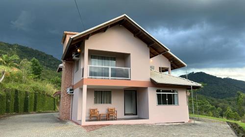 Nespecifikovaný výhled na hory nebo výhled na hory při pohledu z penzionu – hostince