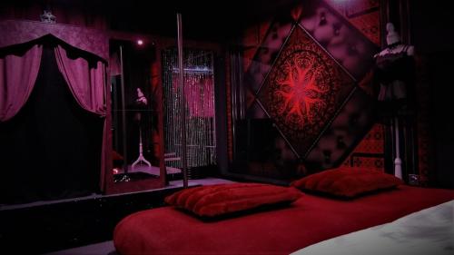 Postel nebo postele na pokoji v ubytování Love room Sparadis Laval 53 Studio avec jacuzzi privatif