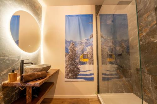 une salle de bain avec lavabo et douche dans l'établissement Le Chalet Savoyard, à Hennebont