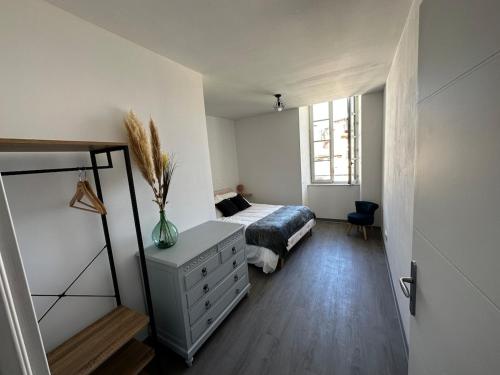 Postel nebo postele na pokoji v ubytování Plein centre, parking jardin 4 chambres