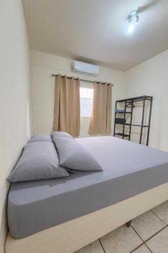 En eller flere senge i et værelse på Casa 2 min prox Madrecor com Garage, Ar condicionado