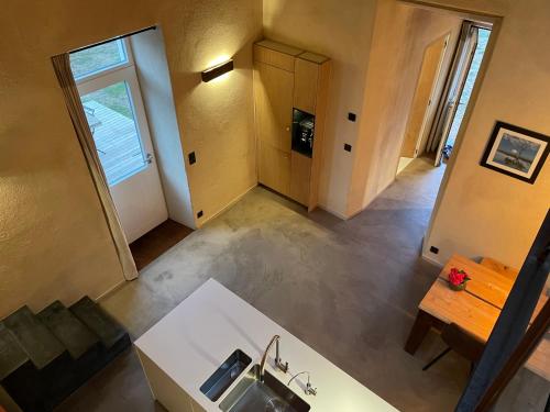 La Saulzaie في ليل ديو: اطلالة علوية على مطبخ مع مغسلة وطاولة