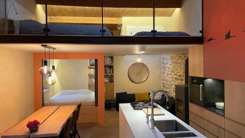 La Saulzaie في ليل ديو: مطبخ وغرفة معيشة مع سرير بطابقين