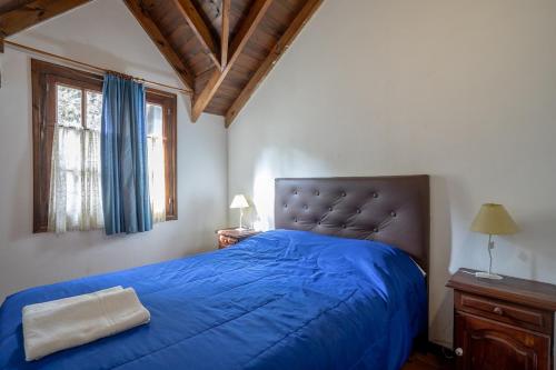 a bedroom with a blue bed with a blue blanket at Pinamar De La Lisa in Pinamar