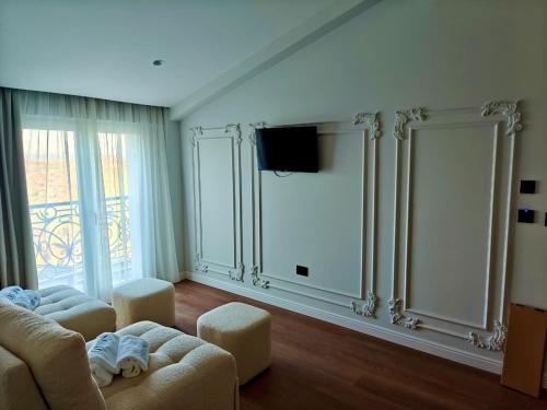 Телевизор и/или развлекательный центр в Orion Palace Boutique Hotel