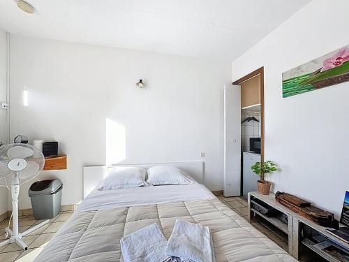 a white bedroom with a large bed and a table at Unique, Chambre 2,centre équestre & snacks in Vic-le-Comte