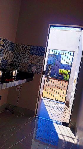una porta con un cancello in una stanza di Flat Oásis- Super aconchegante a Tangará da Serra
