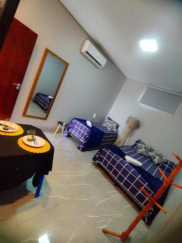 una camera con due letti e un tavolo di Flat Oásis- Super aconchegante a Tangará da Serra