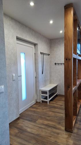 ein leeres Zimmer mit einer Tür und einem Fenster in der Unterkunft Ferienhaus Burgblick in Blankenburg in Michaelstein