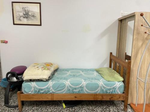 Un dormitorio pequeño con una cama y un espejo. en 西濱休息站旁, en Ta-an