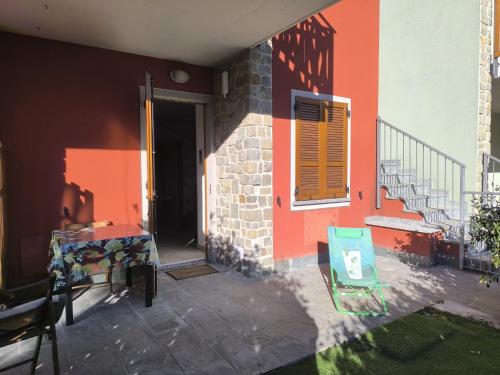 a building with a door and a window and a table at Appartamento La Ciliegia in Sovere