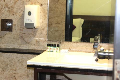 Ένα μπάνιο στο Hotel Planet Four