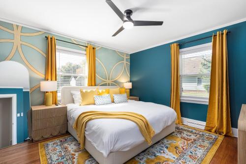 Giường trong phòng chung tại 5 BR 3 BA Pool HotTub Fire pit 10 min downtown CLT