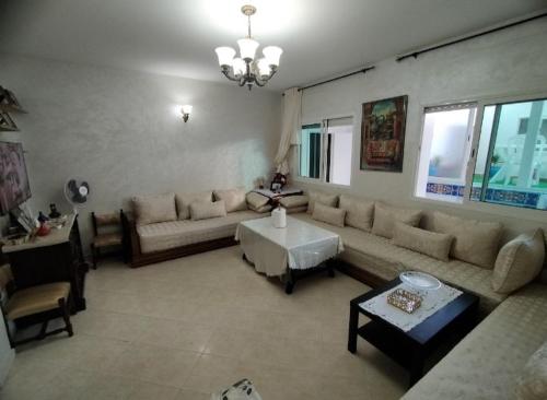 una sala de estar con un sofá y una mesa en luxurious and quiet apartment, en Rabat
